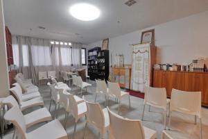 Posezení v ubytování Haifa Tower Hotel - מלון מגדל חיפה