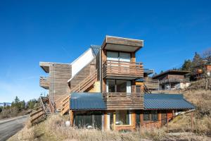 a wooden house on the side of a road at Bouton d'Or - Station de ski à pied in Chamrousse
