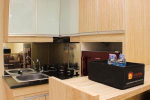 Kuchyň nebo kuchyňský kout v ubytování Warm and Homey 2BR at Springlake Summarecon Bekasi Apartment By Travelio