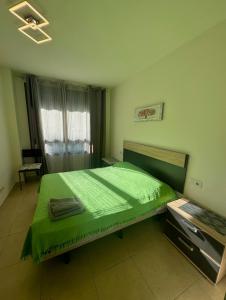 Кровать или кровати в номере Precioso piso cerca de playa Fenals con 2 piscinas y terraza
