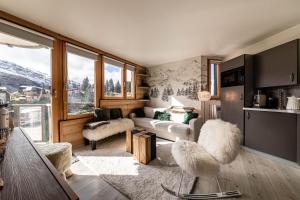 un salon avec un canapé et une table dans l'établissement Les Cimes - Immodreams - Avoriaz, à Avoriaz 5 autres photos