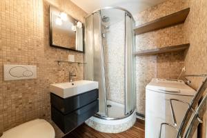 une salle de bains avec douche, lavabo et toilettes dans l'établissement Les Cimes - Immodreams - Avoriaz, à Avoriaz