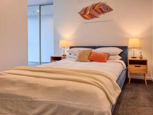 ein Schlafzimmer mit einem großen Bett mit zwei Lampen darauf in der Unterkunft Urban Retreat - 2 BDR 2 BTH Apartment in Phillip + 12 Fotos