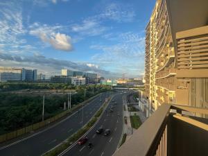 desde el balcón de un edificio con vistas a la autopista en Okada complex 1BR with Balcony View, Sofa, Queen Bed and WIFI 8J, en Manila