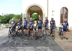 un gruppo di ciclisti che posano per una foto davanti a un edificio di Casale Fedele Family Relax B&B Vicino al Borgo a Ronciglione