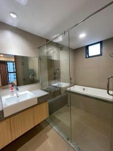 ein Badezimmer mit Waschbecken, Dusche und Badewanne in der Unterkunft Apartment Celadon City Tân Phú - 2 PHÒNG NGỦ in Ho-Chi-Minh-Stadt