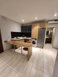 萨拉昆达Cozy 2BR ForestView Apt - Garden的厨房配有木桌和台面