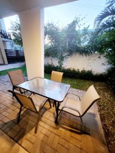 Cozy 2BR ForestView Apt - Garden的阳台或露台