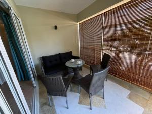 Posezení v ubytování West Riviera - Centrally located apartment close to the beach with breakfast