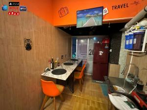 Кухня или мини-кухня в Hostel by zooFamily

