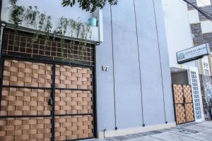 un edificio blu con due porte da garage e un cartello stradale di Laswi Syariah Guest House a Bandung