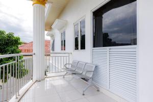 RedDoorz Syariah near Transmart Lampung的阳台或露台