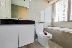 Koupelna v ubytování Spacious and Lavish 3BR at Hillcrest House Apartment By Travelio + 17 fotografií