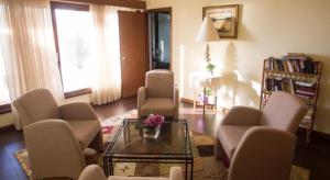 Uma área de estar em Hotel Santo Andre