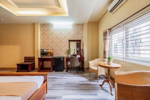 Ruang duduk di Hoàng Long Hotel By Cozrum