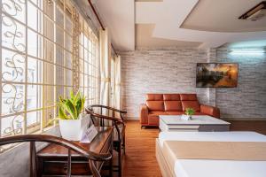 Ruang duduk di Hoàng Long Hotel By Cozrum