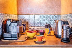 un mostrador con cafetera y tazas en Residenza Khaddiuggia, en Pantelleria