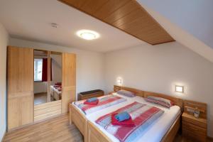 a bedroom with a bed with two towels on it at Ferienwohnungen im Herzen des Renchtals in Oppenau +2 photos