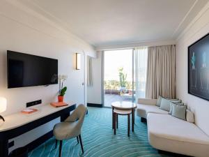 Uma TV ou centro de entretenimento em Mondrian Cannes