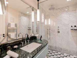 Um banheiro em Mondrian Cannes