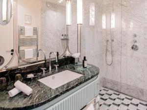 Um banheiro em Mondrian Cannes