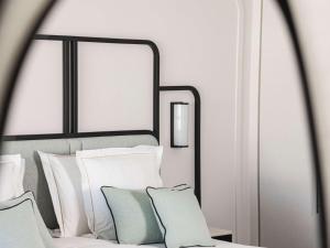 Cama ou camas em um quarto em Mondrian Cannes