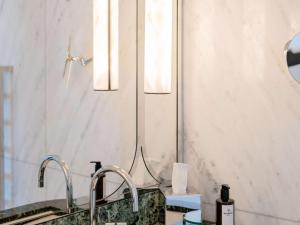 Um banheiro em Mondrian Cannes