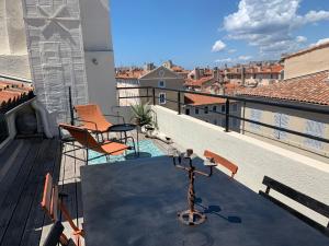 balkon ze stołem i krzesłami w obiekcie Studio Toit terrasse Vieux Port w Marsylii +2 zdjęcia