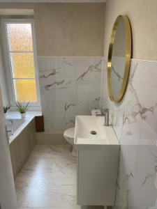 Ένα μπάνιο στο Chambre familiale indépendante avec salle de bain privée