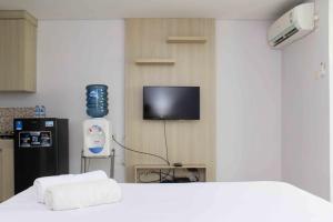 Televisyen dan/atau pusat hiburan di Cozy and Spacious Studio at The Enviro Apartment By Travelio