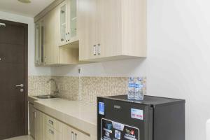 Dapur atau dapur kecil di Cozy and Spacious Studio at The Enviro Apartment By Travelio