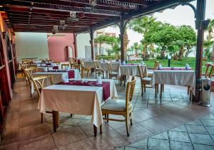 Um restaurante ou outro lugar para comer em Tropitel Dahab Oasis