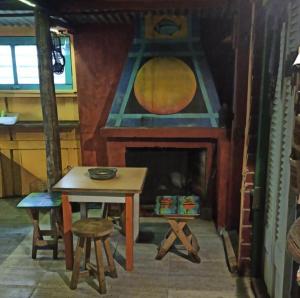 凯博波洛尼奥Tiny House的带桌子和壁炉的客厅
