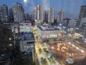 Nespecifikovaný výhled na destinaci Inčchon nebo výhled na město při pohledu z apartmánu