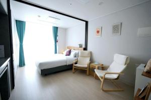 Postel nebo postele na pokoji v ubytování Wellstay hotel Incheon