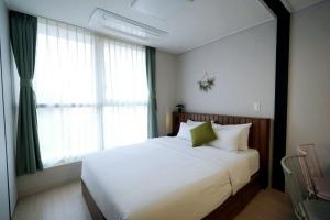 Postel nebo postele na pokoji v ubytování Wellstay hotel Incheon