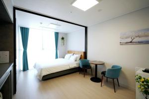 Postel nebo postele na pokoji v ubytování Wellstay hotel Incheon
