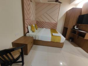 Postel nebo postele na pokoji v ubytování Hotel Nova Inn Near Delhi Airport