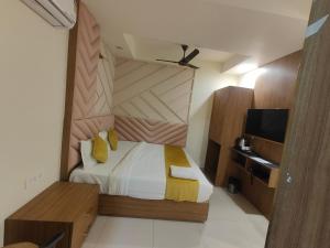 Postel nebo postele na pokoji v ubytování Hotel Nova Inn Near Delhi Airport