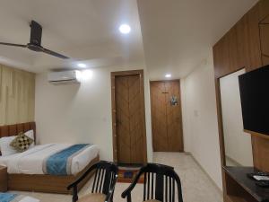 Postel nebo postele na pokoji v ubytování Hotel Nova Inn Near Delhi Airport