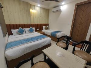 Postel nebo postele na pokoji v ubytování Hotel Nova Inn Near Delhi Airport