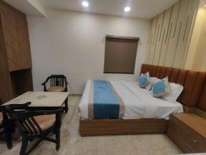 Postel nebo postele na pokoji v ubytování Hotel Nova Inn Near Delhi Airport