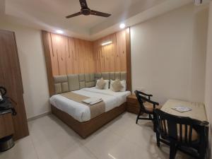 Postel nebo postele na pokoji v ubytování Hotel Nova Inn Near Delhi Airport