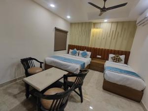 Postel nebo postele na pokoji v ubytování Hotel Nova Inn Near Delhi Airport