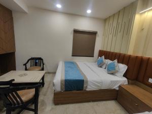 Postel nebo postele na pokoji v ubytování Hotel Nova Inn Near Delhi Airport