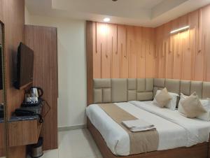 Postel nebo postele na pokoji v ubytování Hotel Nova Inn Near Delhi Airport