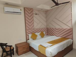 Postel nebo postele na pokoji v ubytování Hotel Nova Inn Near Delhi Airport