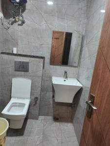 Koupelna v ubytování Hotel Nova Inn Near Delhi Airport