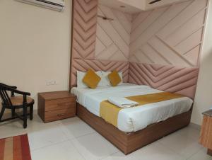 Postel nebo postele na pokoji v ubytování Hotel Nova Inn Near Delhi Airport