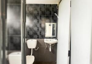 セパンにあるALAN TRANSIT MOTEL - Kliaの洗面台、トイレ、鏡のあるバスルーム +21枚の写真